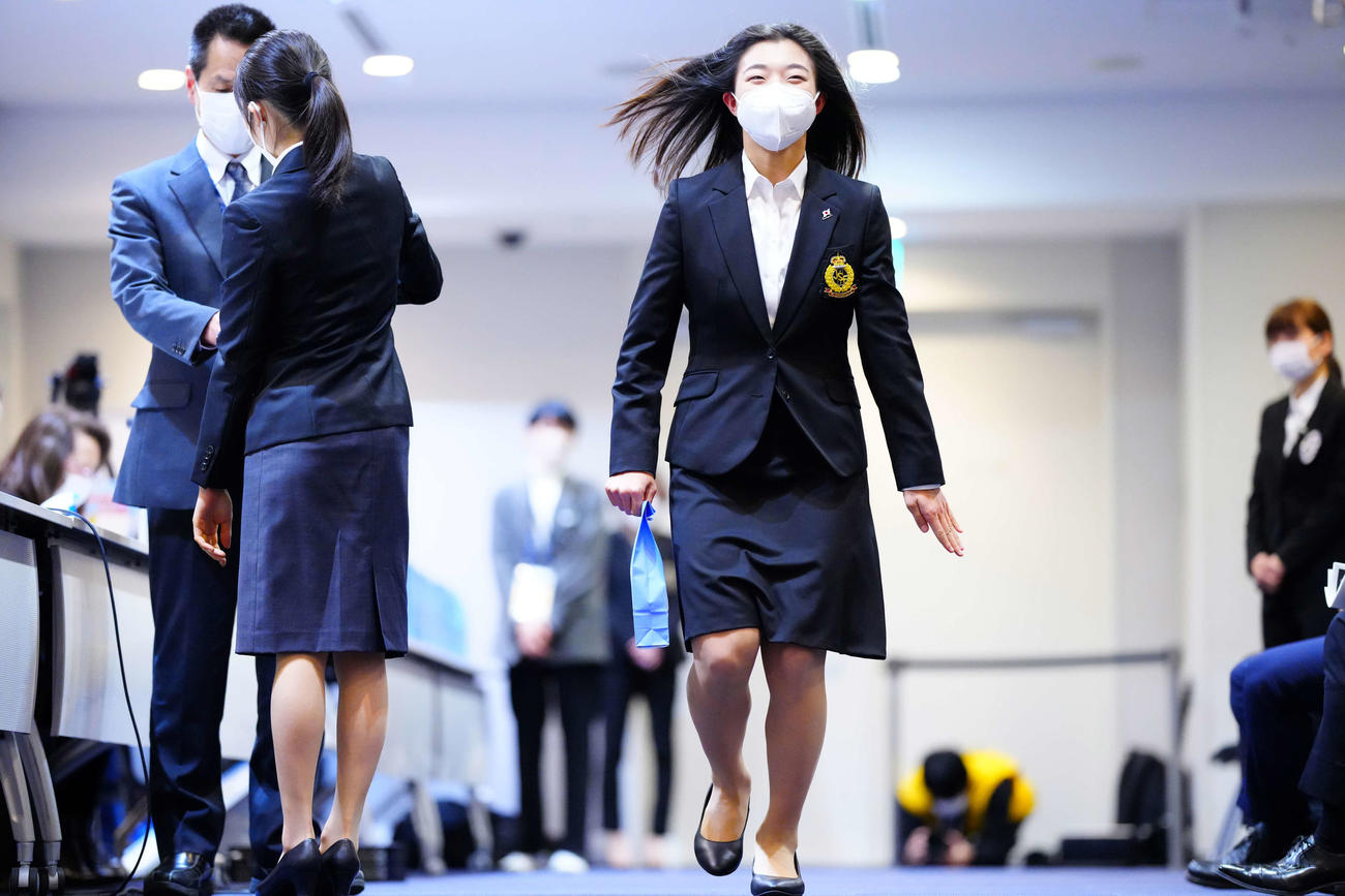 SPの滑走順抽選を終え笑顔を見せる坂本（代表撮影）