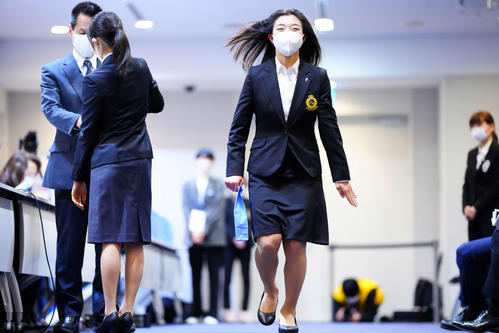 SPの滑走順抽選を終え笑顔を見せる坂本（代表撮影）
