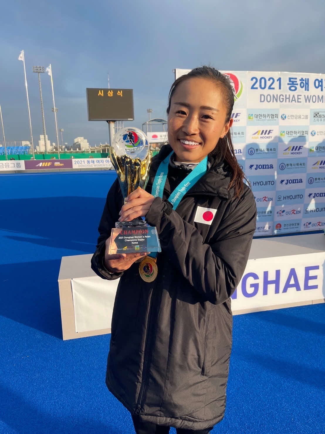 アジアチャンピオンズトロフィーで優勝の表彰を受けた及川栞