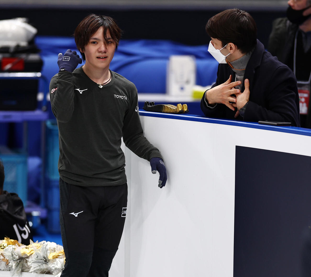 前日練習の合間に言葉を交わす宇野（左）とランビエル・コーチ（撮影・垰建太）