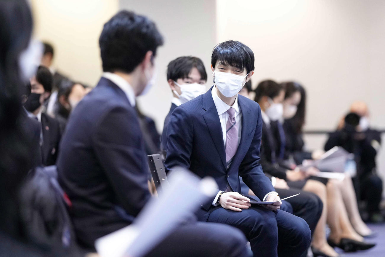 開会式で談笑する羽生（代表撮影）