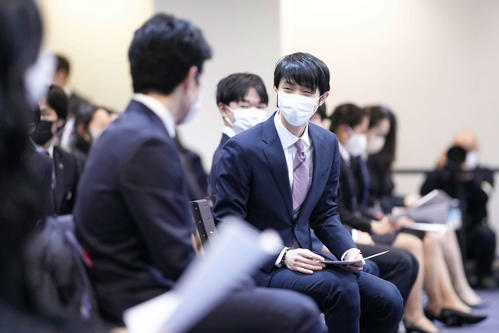 開会式で談笑する羽生（代表撮影）