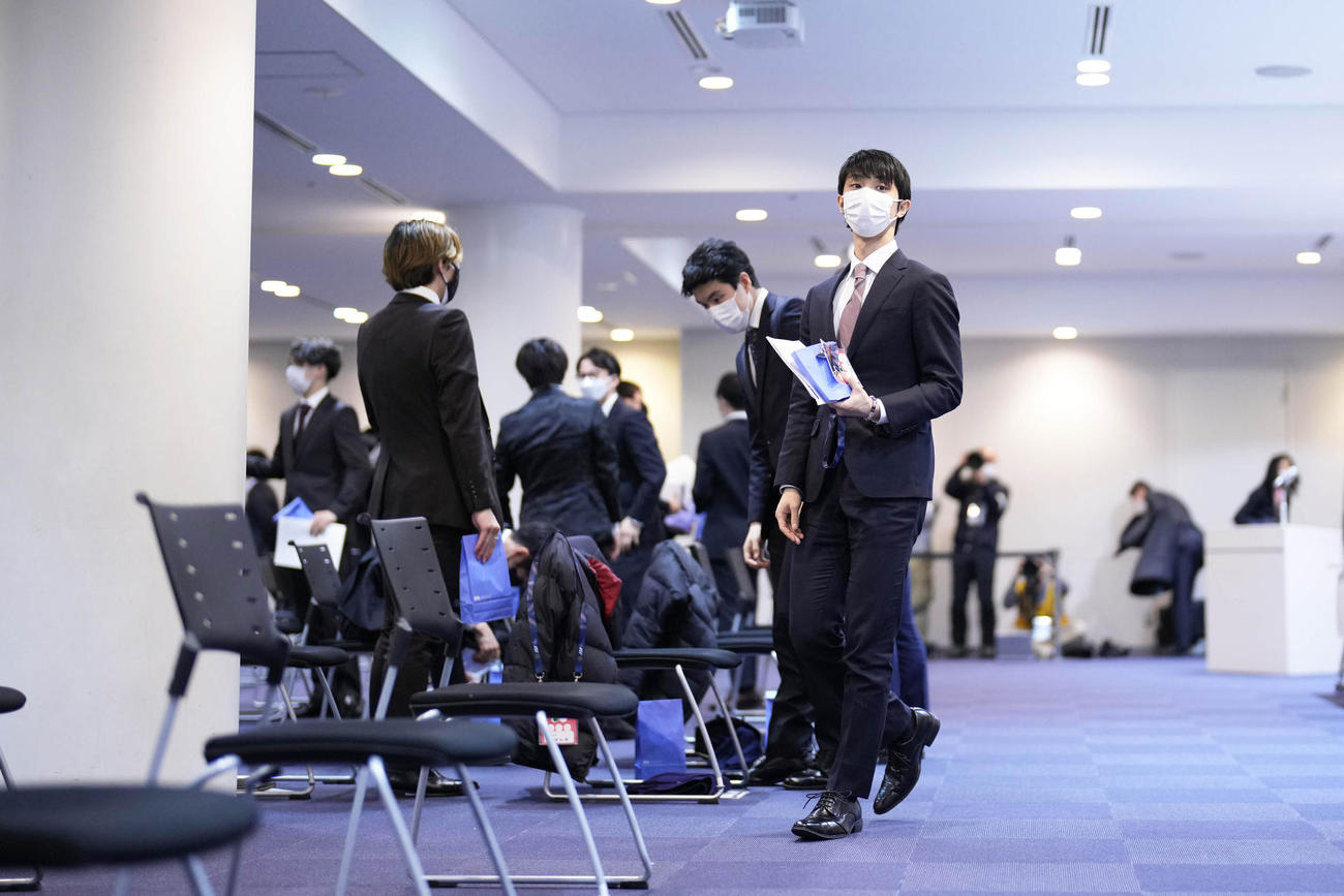 開会式を終えて引き揚げる羽生（右）（代表撮影）