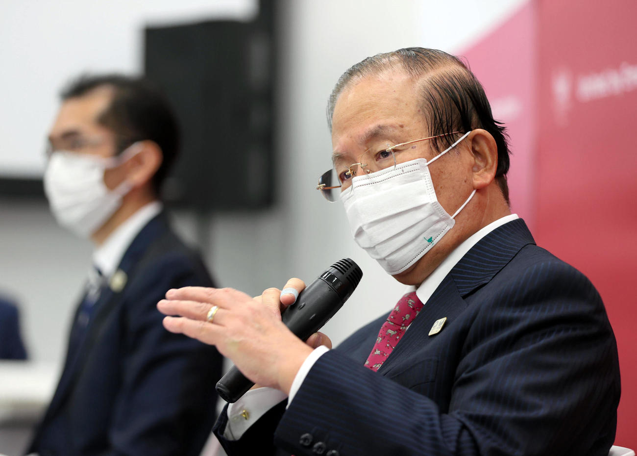 東京五輪・パラリンピック大会組織委員会の理事会後の会見に臨む武藤事務総長（代表撮影）