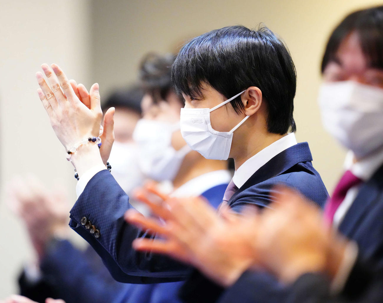 笑顔で拍手をする羽生（代表撮影）