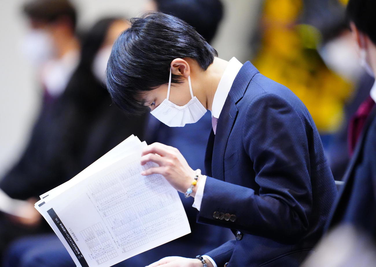 開会式で滑走順リストを見る羽生（代表撮影）
