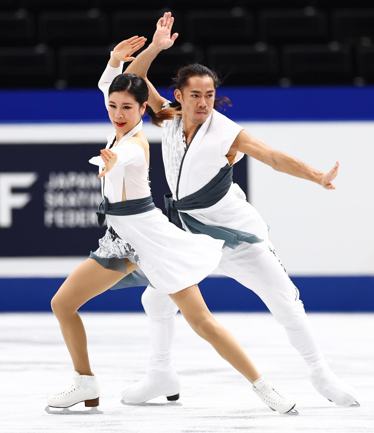 練習で調整する村元哉中（左）と高橋大輔組（撮影・垰建太）