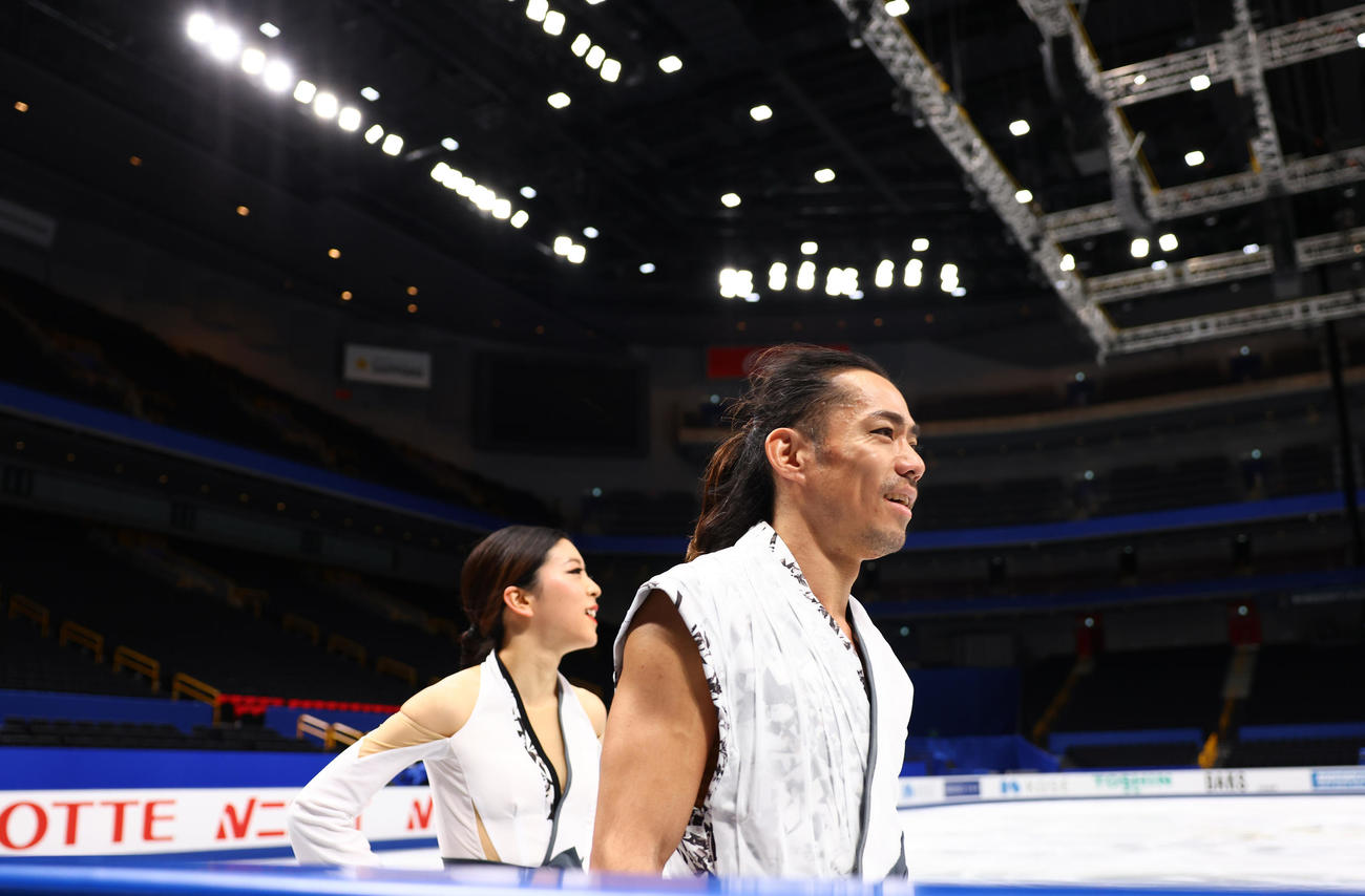 練習でリラックスした表情を見せる高橋大輔（右）と村元哉中組（撮影・垰建太）