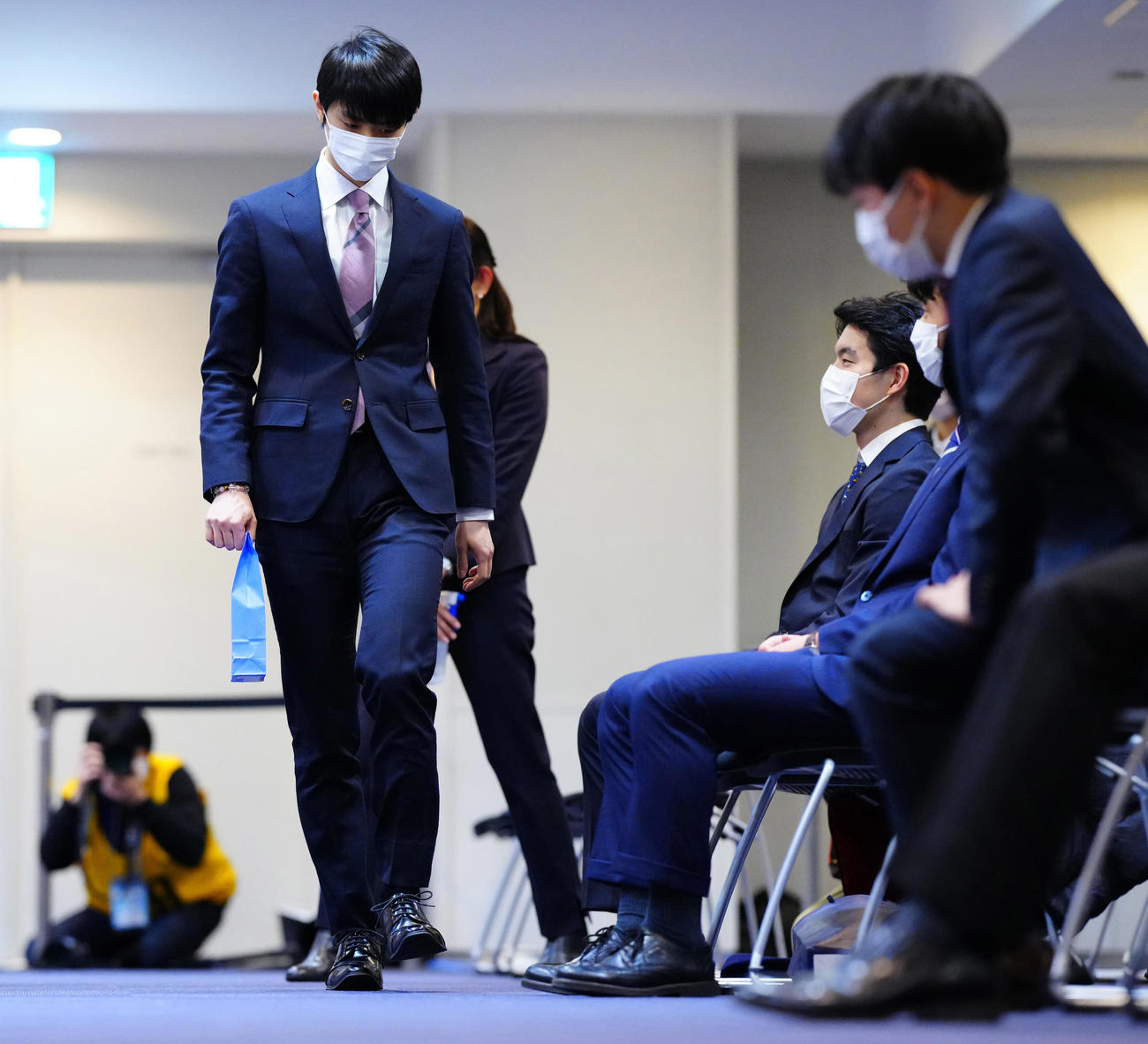 開会式に臨む羽生（左）（代表撮影）