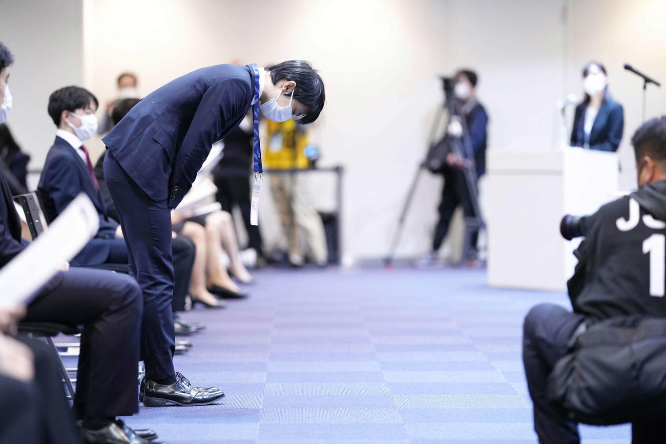 開会式で一礼してから着席する羽生（代表撮影）