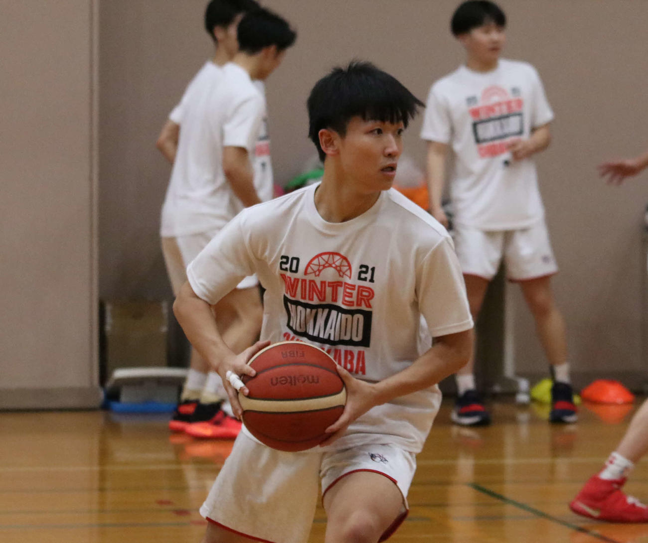 味方へパスするチャンスをうかがう白樺学園の寒川主将（撮影・山崎純一）