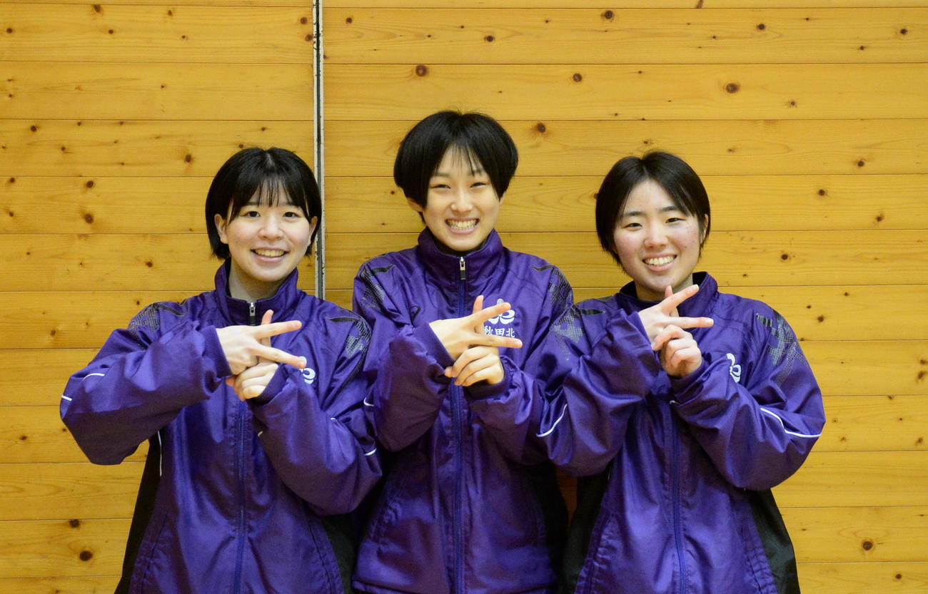 笑顔で「秋田北」のKポーズをする左から鈴木、伊藤、安田