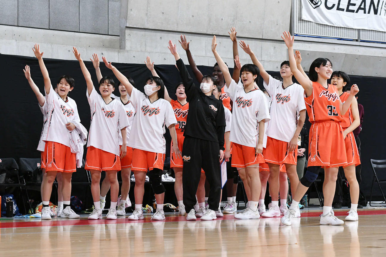 徳山商工対明星学園　試合に臨む明星学園の選手たち（c）JBA