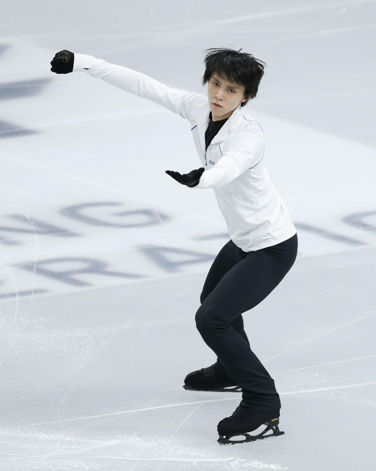 公式練習で調整する羽生結弦（共同）