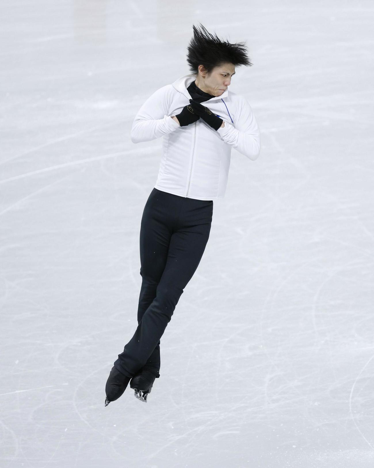 公式練習で調整する羽生結弦（共同）