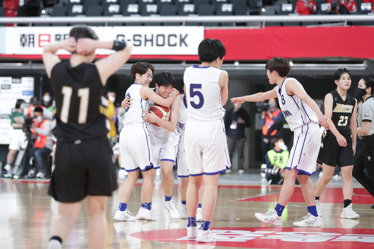 高知中央に勝利し、喜ぶ昭和学院の選手たちⓒJBA