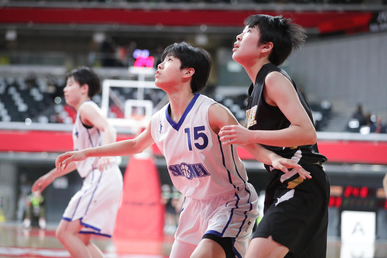 昭和学院対高知中央　第2Q、競り合う昭和学院の殖栗佳穂ⓒJBA