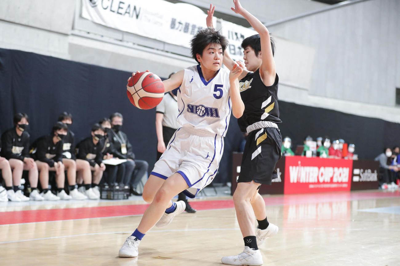 昭和学院対高知中央　第1Q、ドリブルで攻め込む昭和学院の石橋花穂（左）ⓒJBA