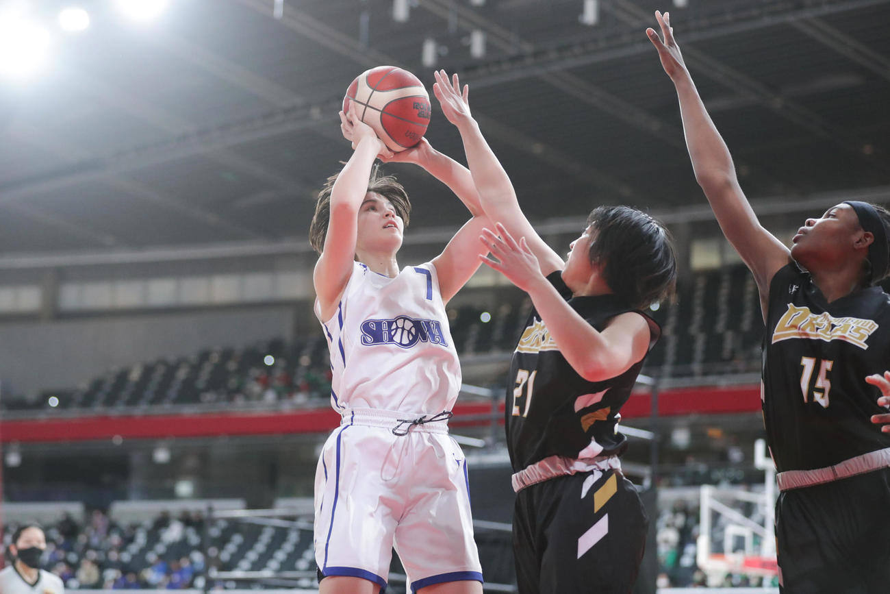 昭和学院対高知中央　第3Q、シュートを放つ昭和学院の田平真弥ⓒJBA