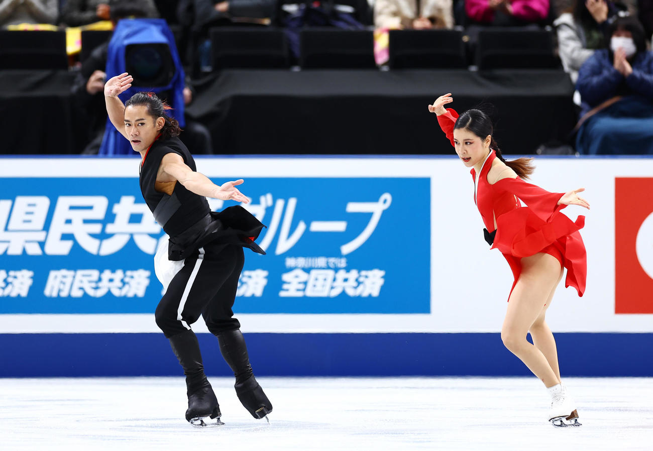 アイスダンスで演技する高橋（左）、村元組（撮影・垰建太）