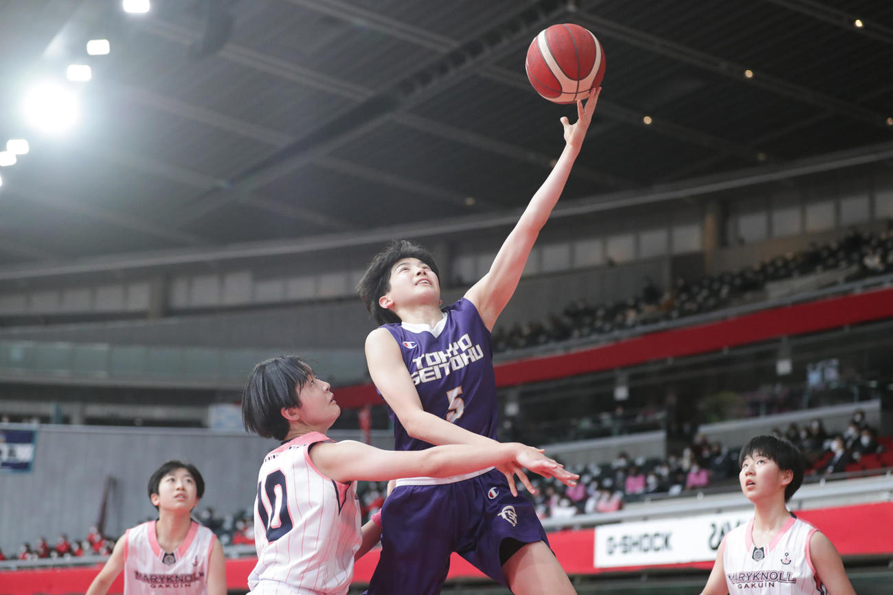 四日市メリノール学院対東京成徳大高　第4Q、シュートを放つ東京成徳大高の古谷早紀（右）（C）JBA
