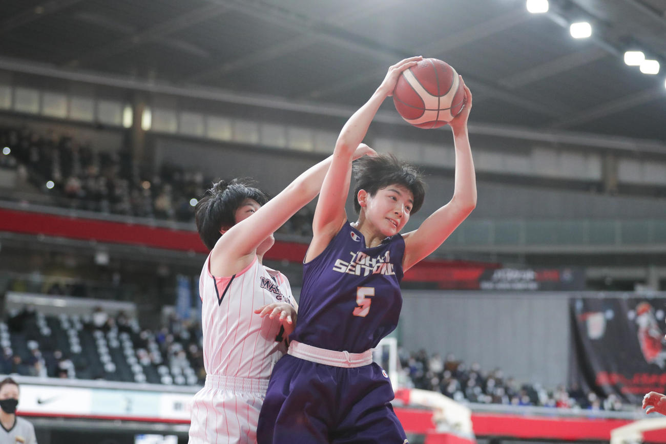 四日市メリノール学院対東京成徳大高　第1Q、競り合う東京成徳大高の古谷早紀（右）（C）JBA