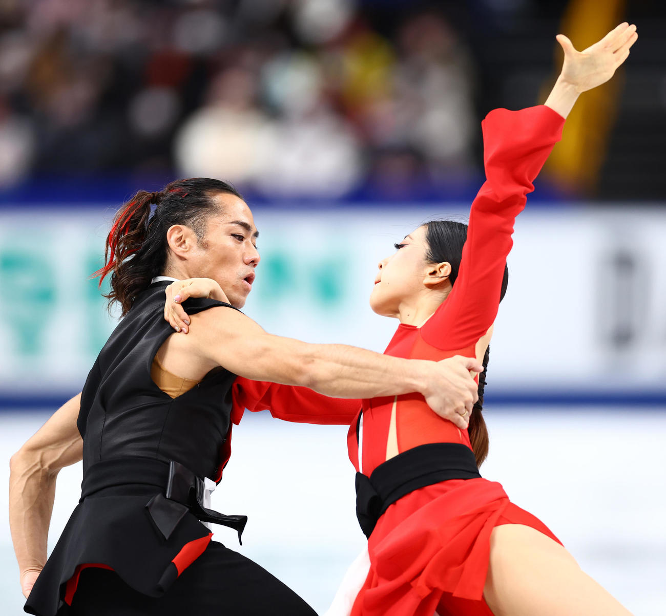 アイスダンスで演技する高橋（左）、村元組（撮影・垰建太）