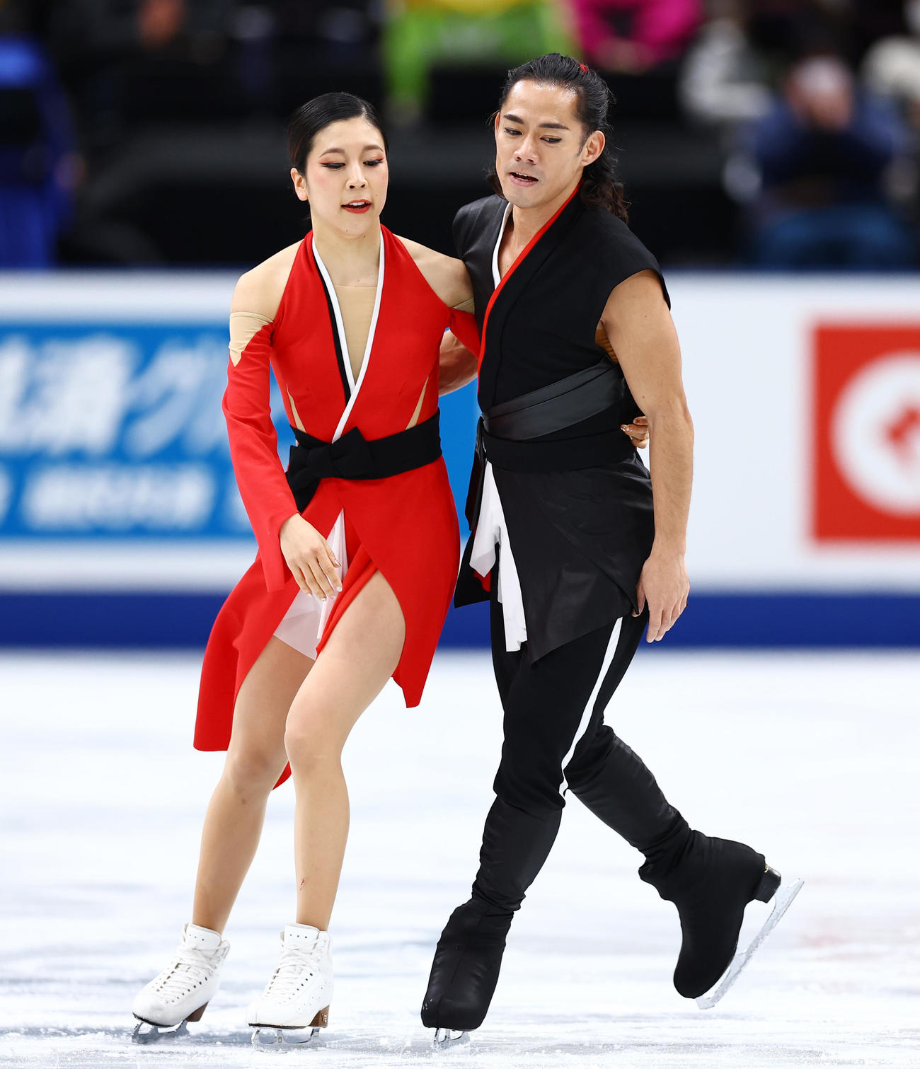 アイスダンスの演技を終え悔しげな表情を見せる高橋（右）、村元組（撮影・垰建太）