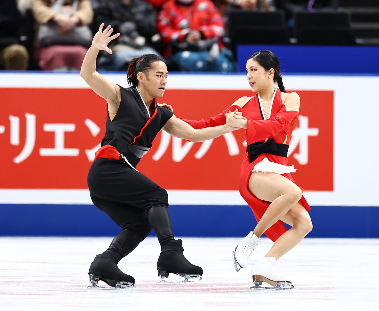 アイスダンスで演技する高橋（左）、村元組（撮影・垰建太）