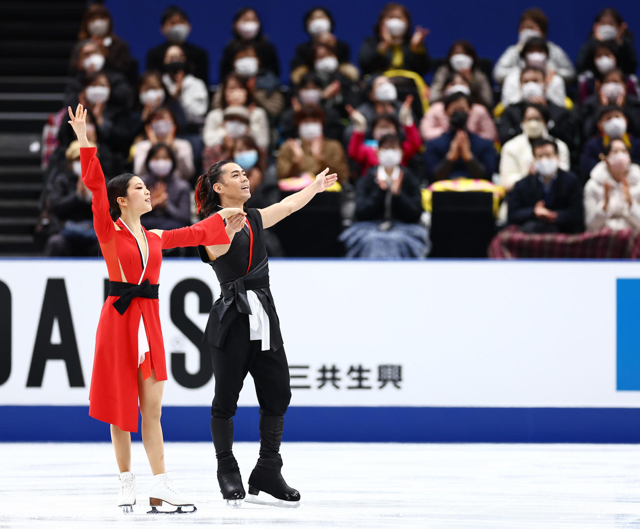 アイスダンスで演技を終えファンに拍手に応える高橋（右）、村元組（撮影・垰建太）