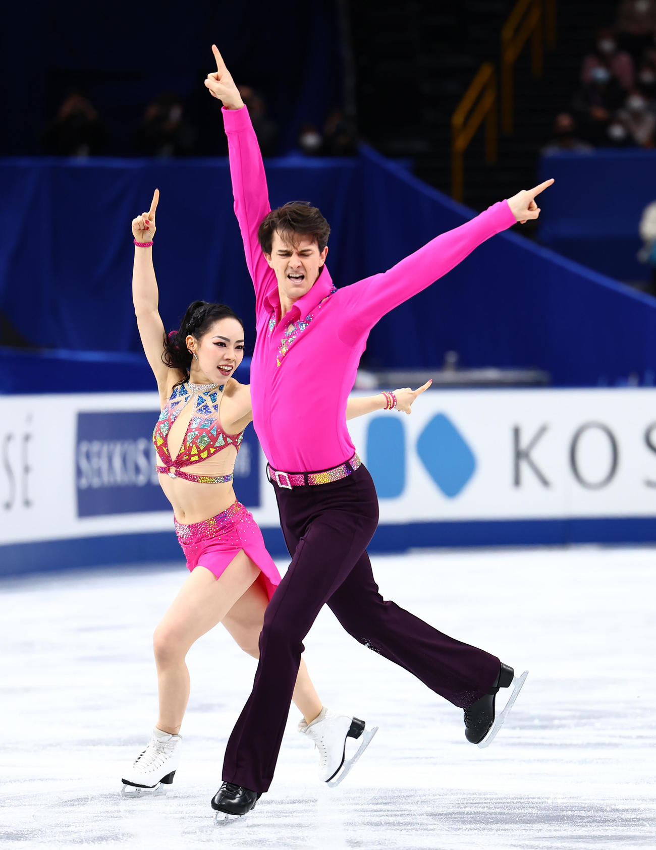 アイスダンスRDの演技をする小松原美里（左）、尊組（撮影・垰建太）