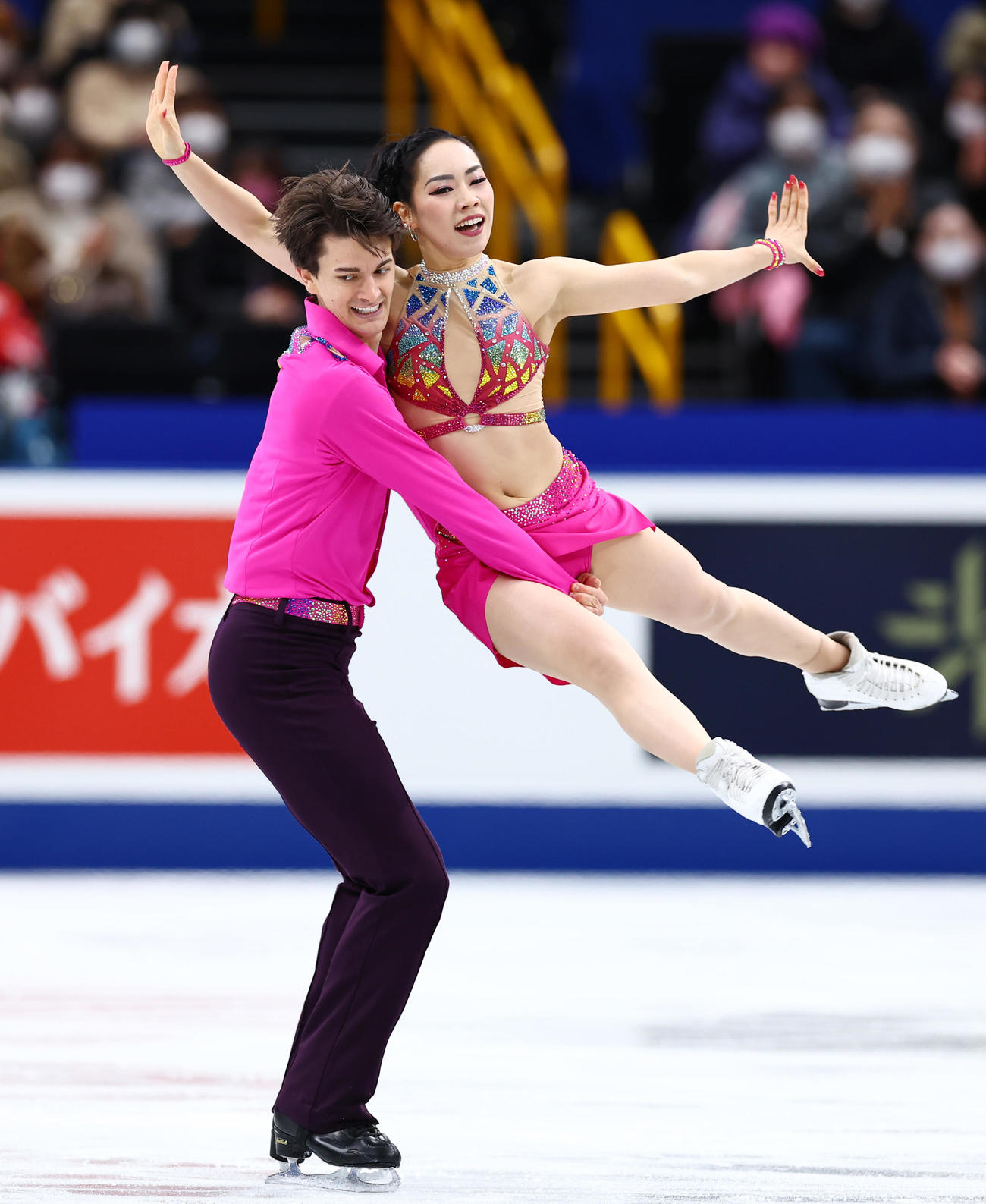 アイスダンスの演技をする小松原尊（左）、小松原美組（撮影・垰建太）