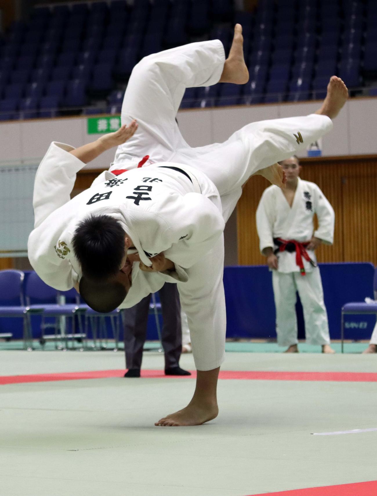 男子団体戦決勝リーグ　北海・吉田（上）が帯広農・松尾に払い腰を決める（撮影・永野高輔）