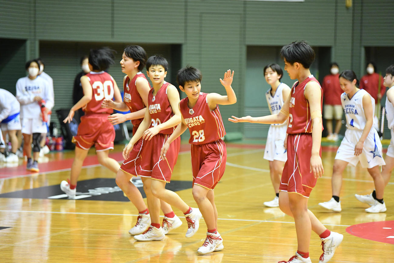 星槎国際湘南対新潟中央　タッチを交わすの新潟中央の田巻（右から2人目）ら（C）JBA