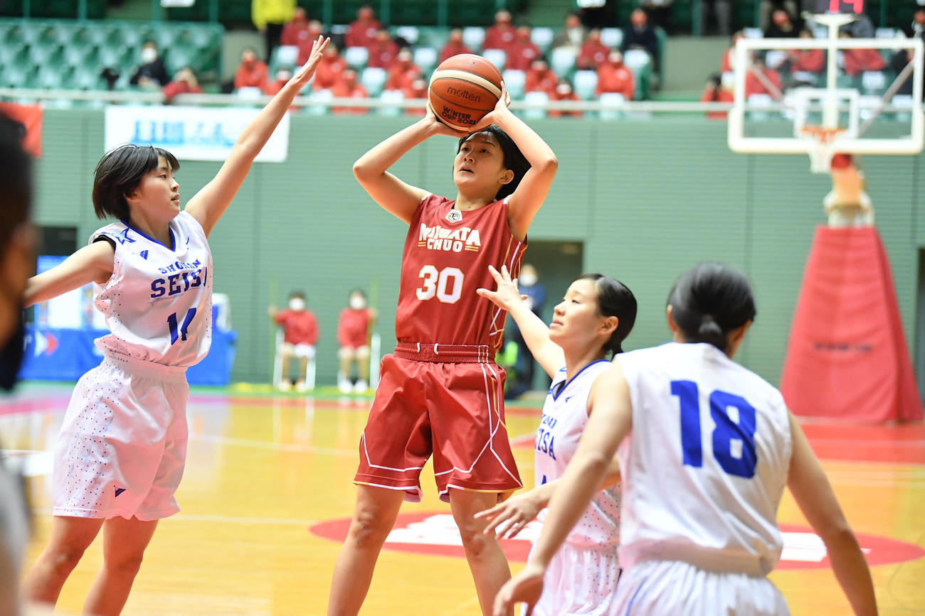 両チーム最多23得点の新潟中央の塚田（30番）（C）JBA