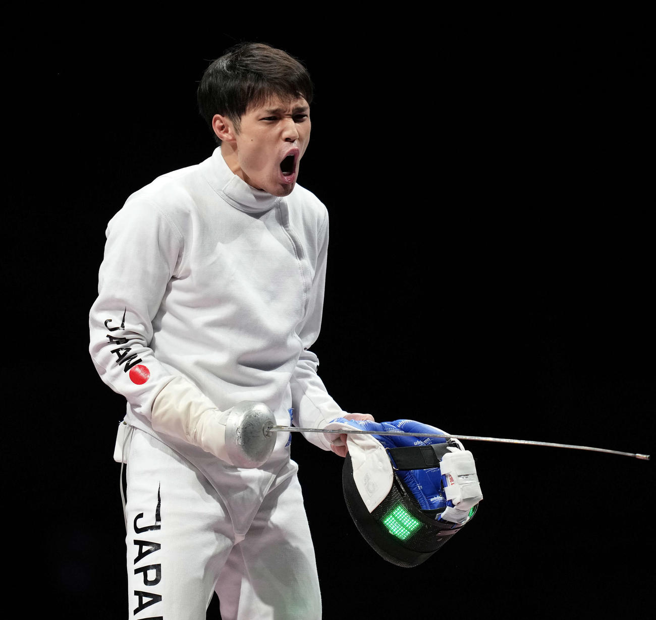 2020年東京五輪フェンシング男子エペ団体決勝　ポイントを奪いほえる山田優（2021年7月30日撮影）