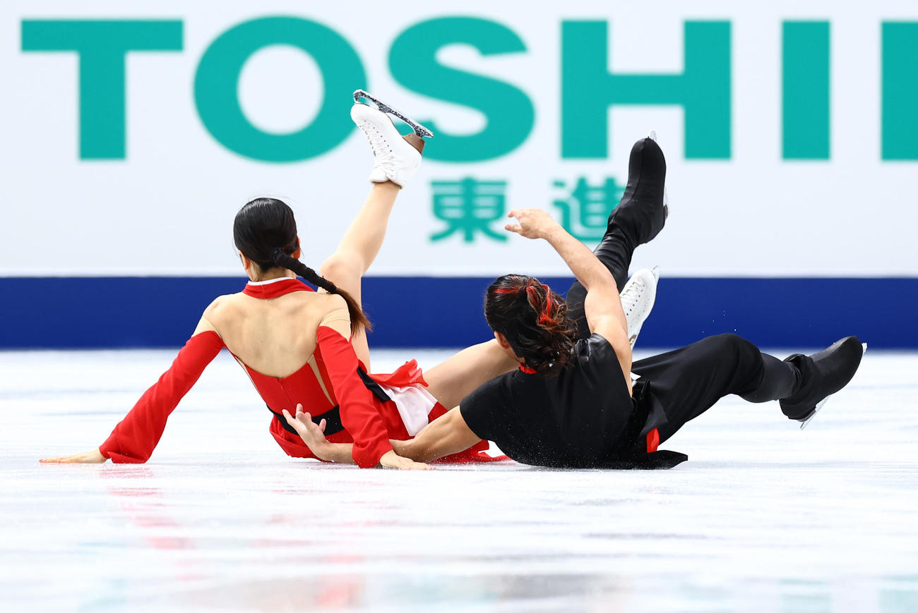 アイスダンスRDの演技中、転倒する高橋（右）、村元組（撮影・垰建太）