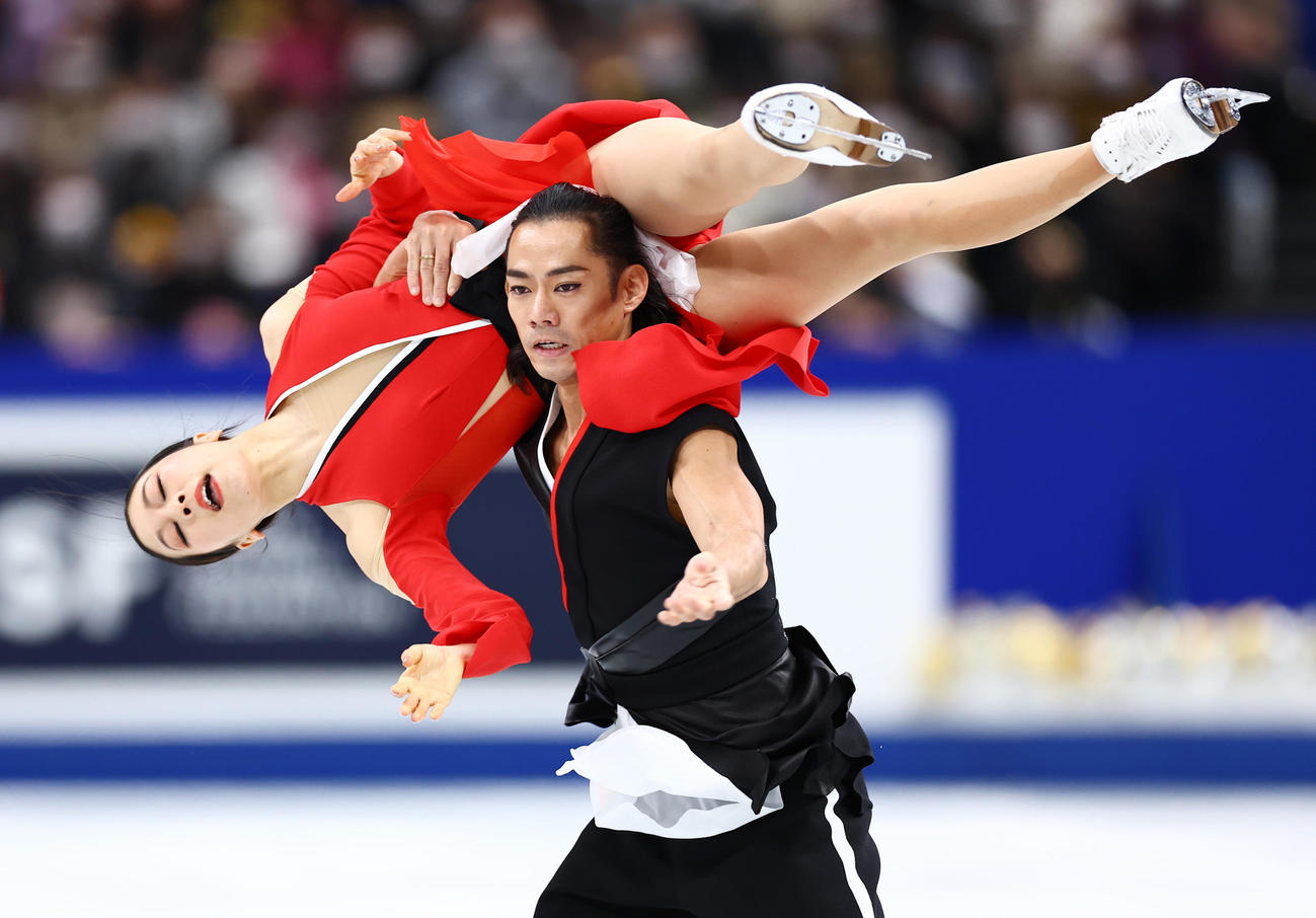 アイスダンスで演技する高橋（右）、村元組（撮影・垰建太）