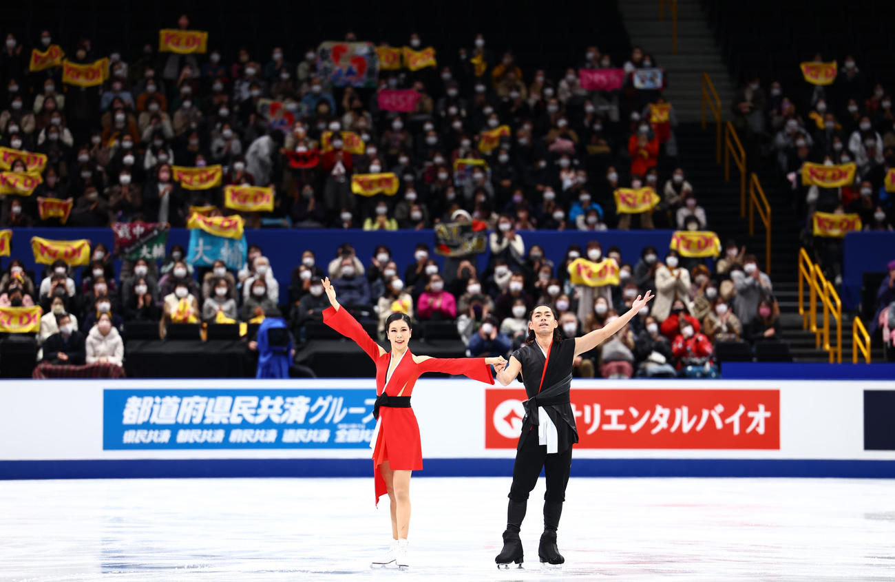 アイスダンスで演技を終えファンに拍手に応える高橋（右）、村元組（撮影・垰建太）