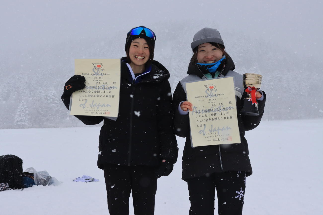 女子10キロフリーで優勝した土屋（右）と2位児玉は賞状を手に笑顔（撮影・保坂果那）