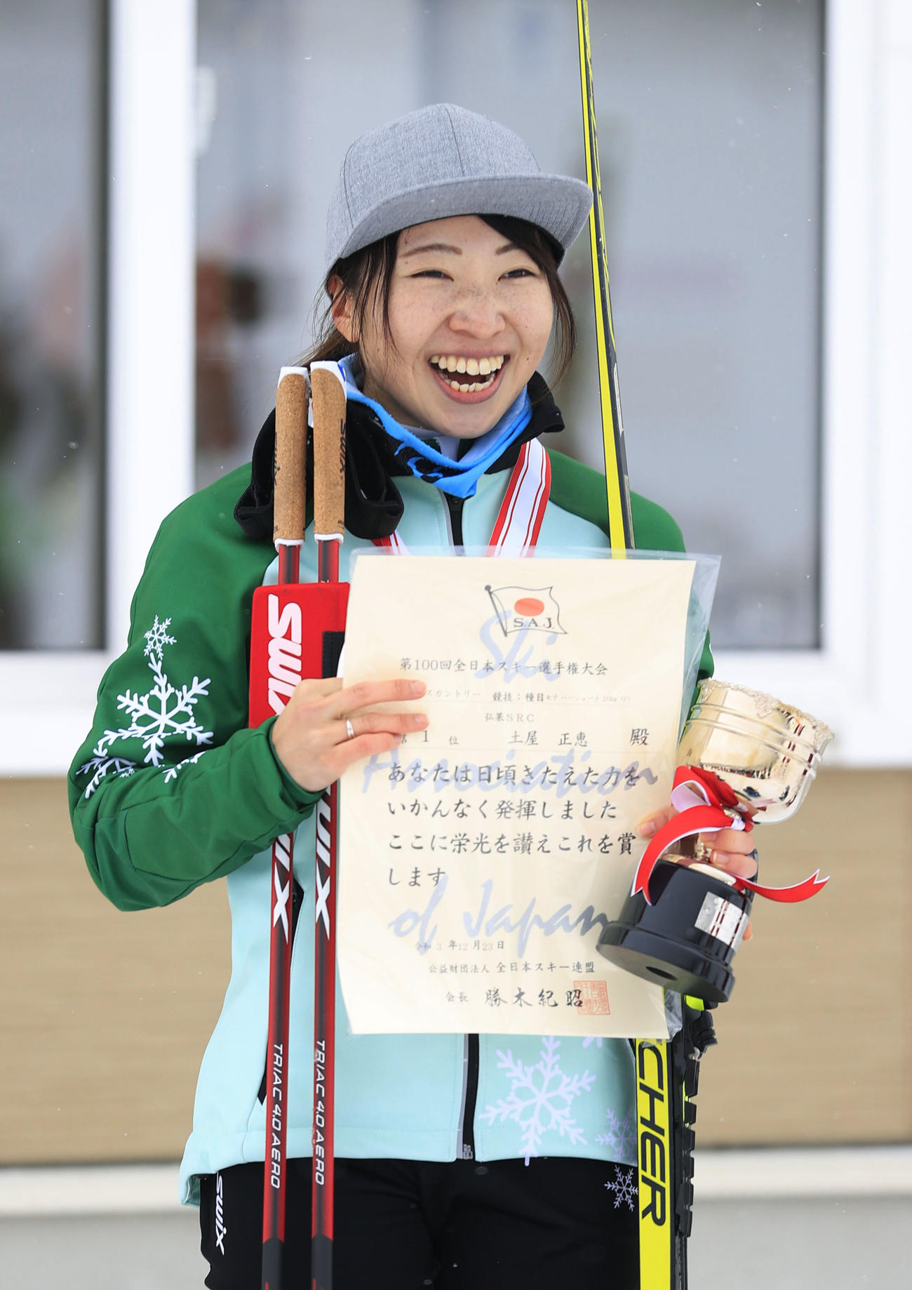 表彰式で喜ぶ、女子で総合優勝を果たした土屋正恵（共同）