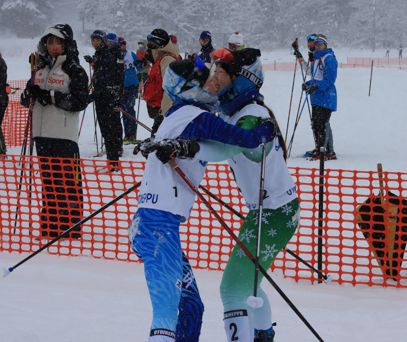 女子で優勝した土屋（右）と2位児玉は抱き合ってワンツーフィニッシュを喜ぶ（撮影・保坂果那）
