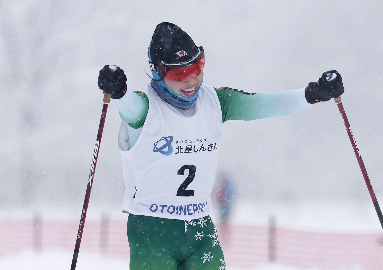 女子10キロフリーでゴールし、笑顔の土屋正恵（共同）