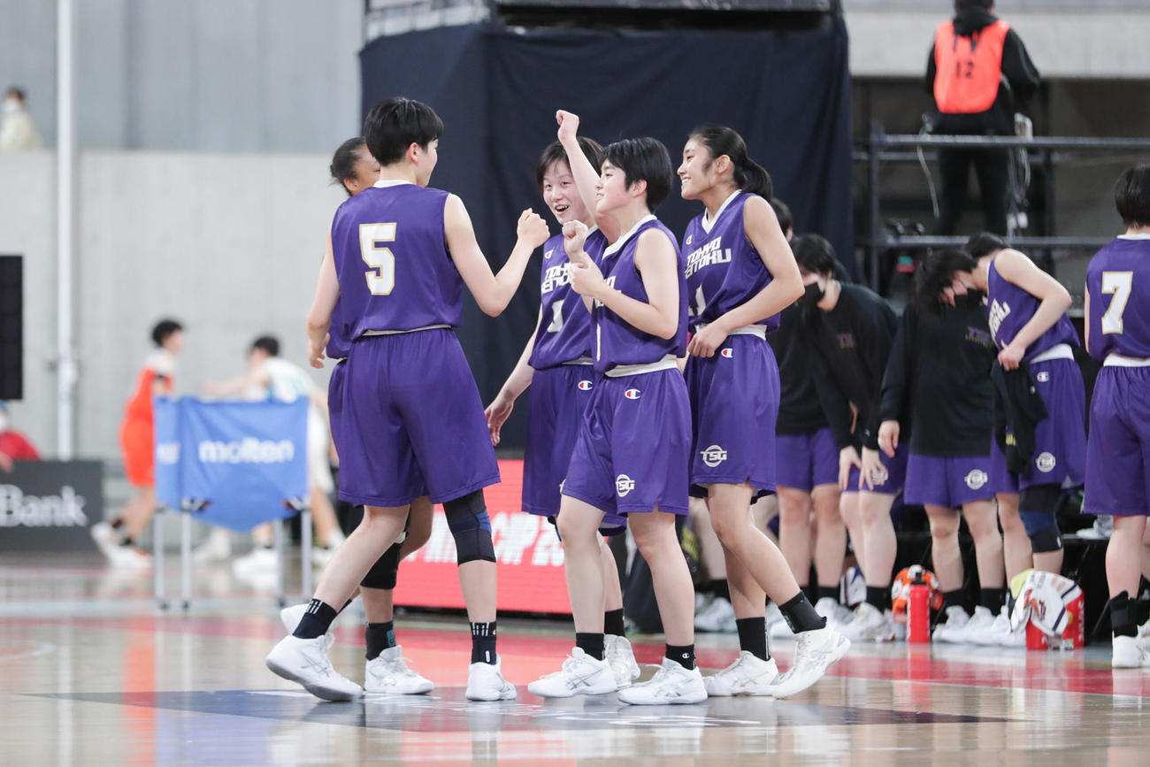 四日市メリノール学院対東京成徳大高　第2Q、笑顔を見せる東京成徳大高の選手たち（C）JBA