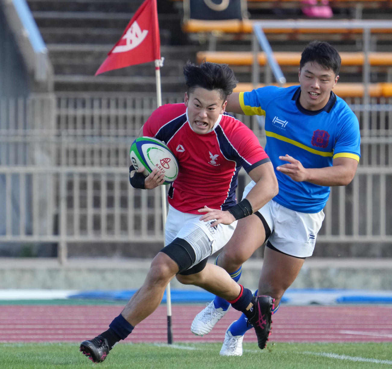 23季ぶりの関西リーグ優勝を果たした関学大戦でトライを決める京産大CTB堀田（左）＝2021年12月4日