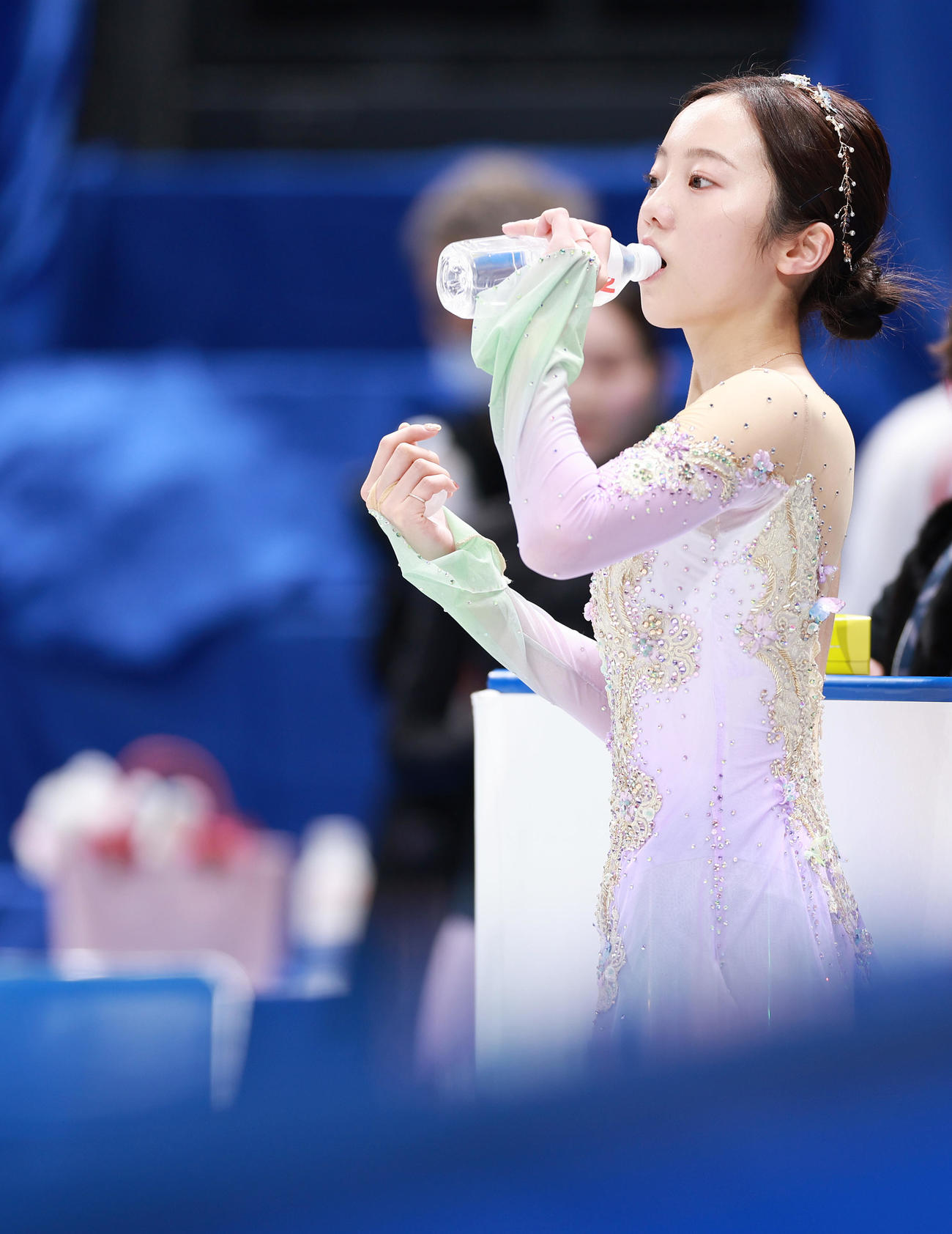 女子フリーの公式練習に臨み合間に水分補給する本田（撮影・垰建太）