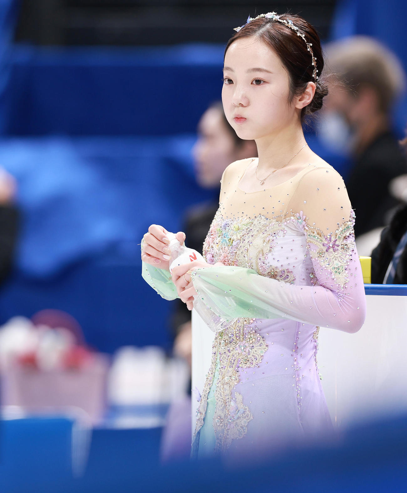 女子フリーの公式練習に臨み合間に水分補給する本田（撮影・垰建太）