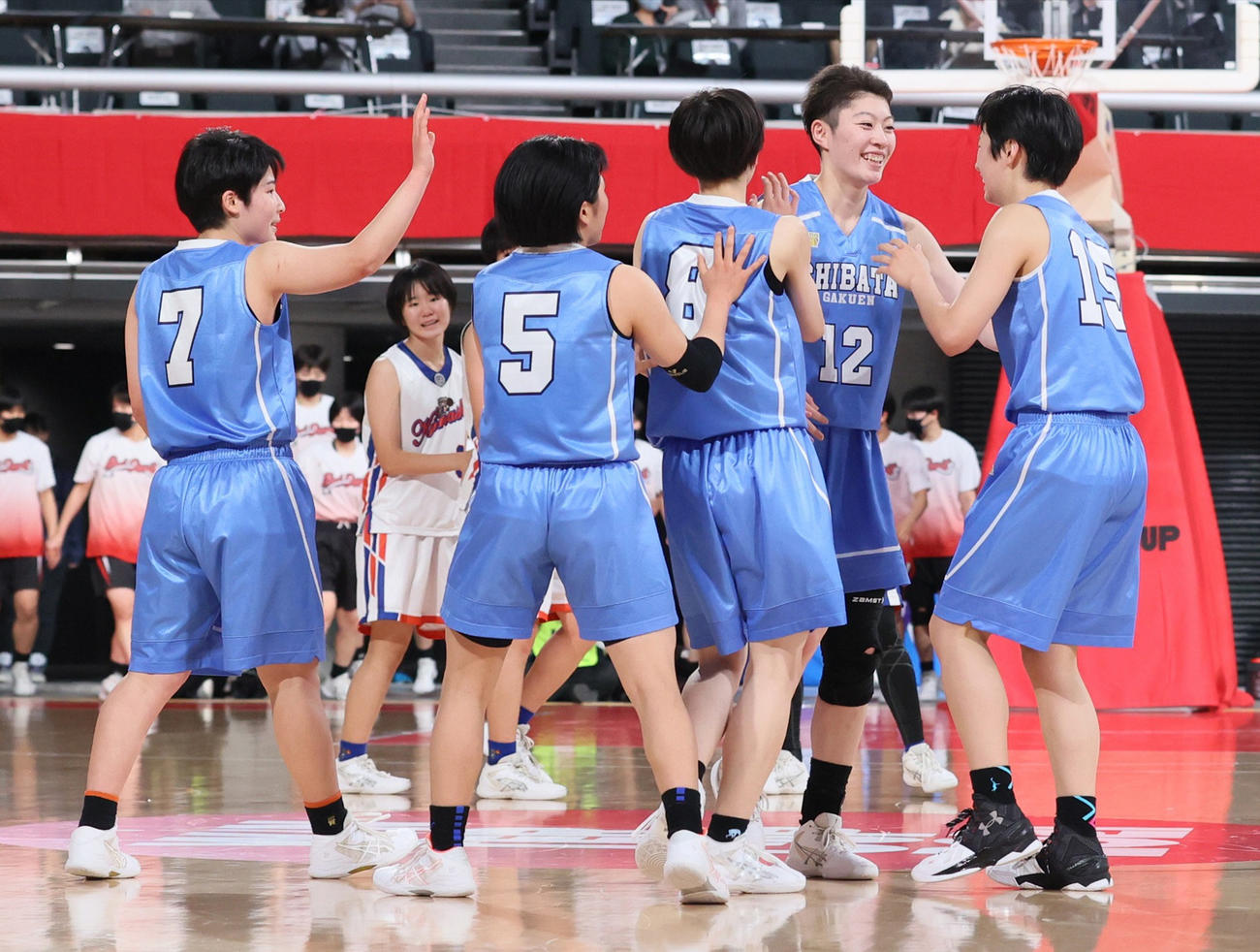 勝利に沸く柴田学園の選手たち（C）JBA