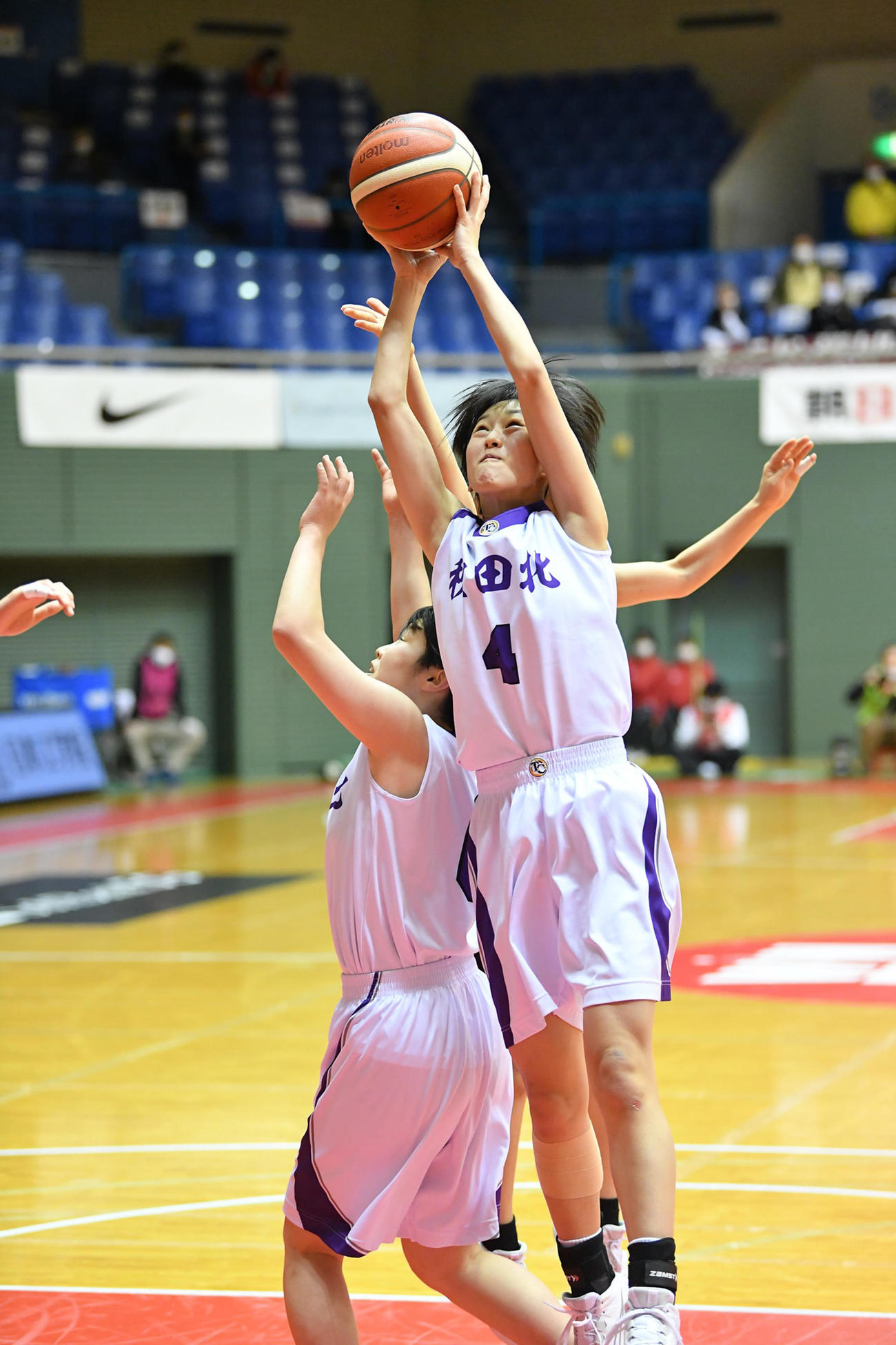 第3Q、シュートを放つ秋田北・伊藤（C）JBA