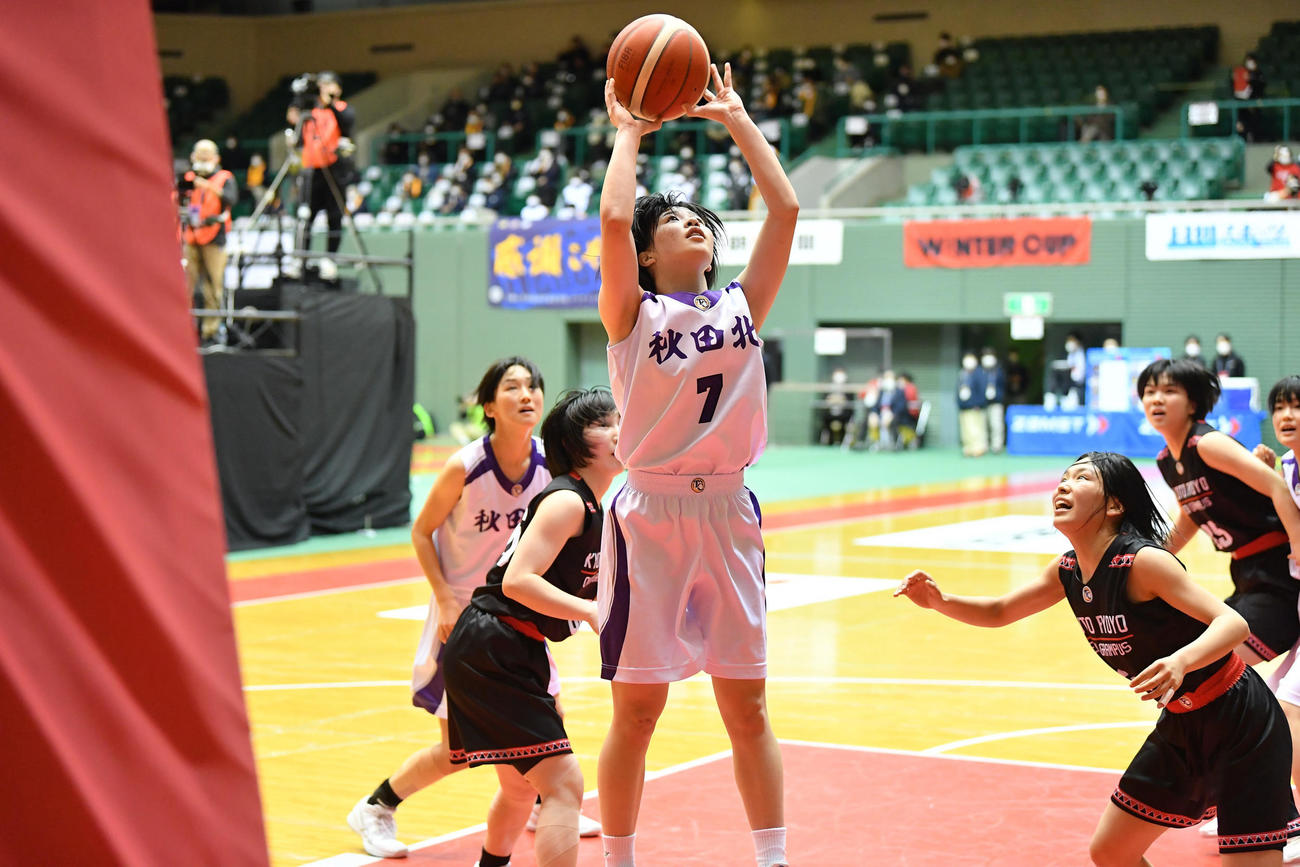 第4Q、シュートを放つ秋田北・鈴木（C）JBA